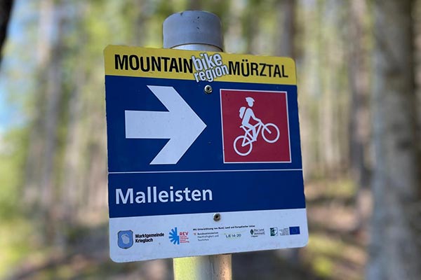 Blick auf den Wegweises mit dem Wort Malleisten und Pfeil nach rechts.