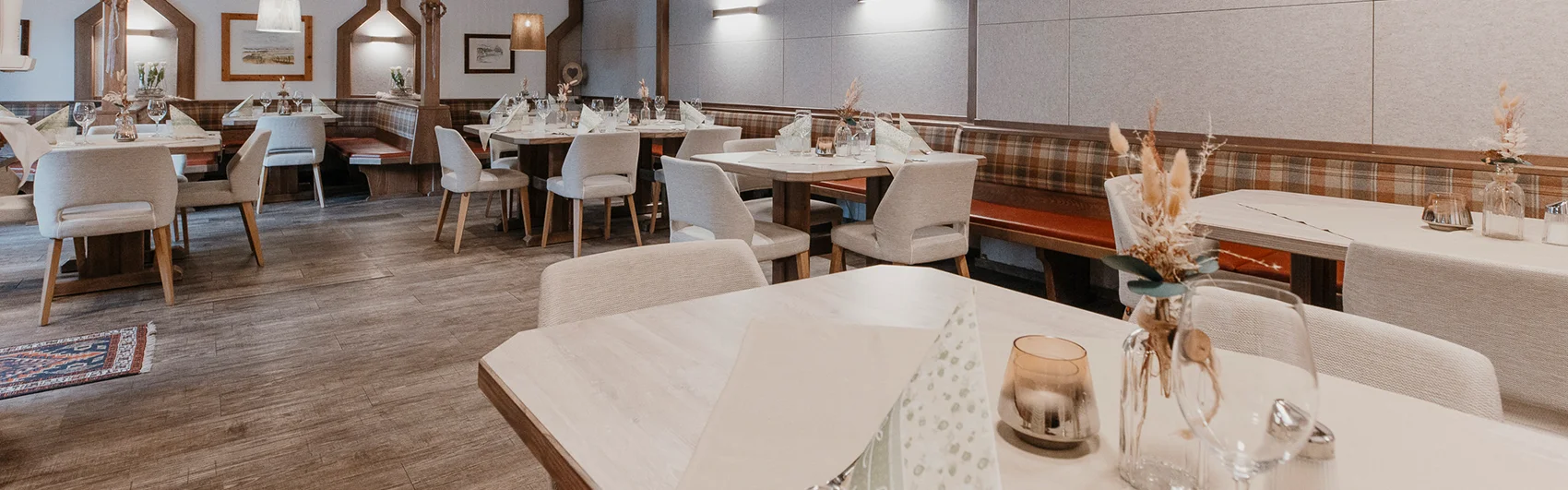 Blick in den Gastraum - gedeckte Tische